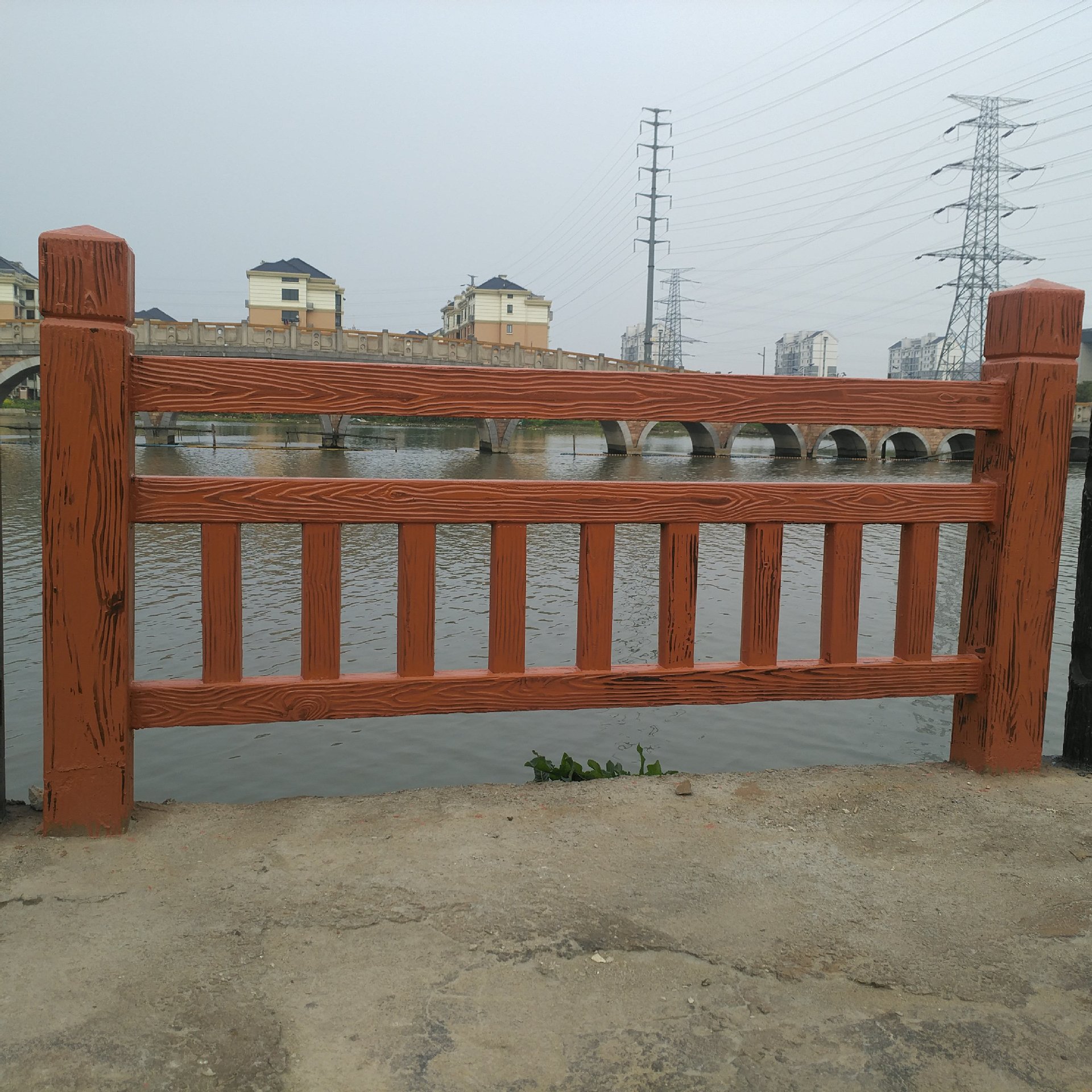 廣州天河仿木護(hù)欄廠(chǎng)家找廣東華堅水泥製品,質(zhì)量可靠,抗壓耐腐蝕